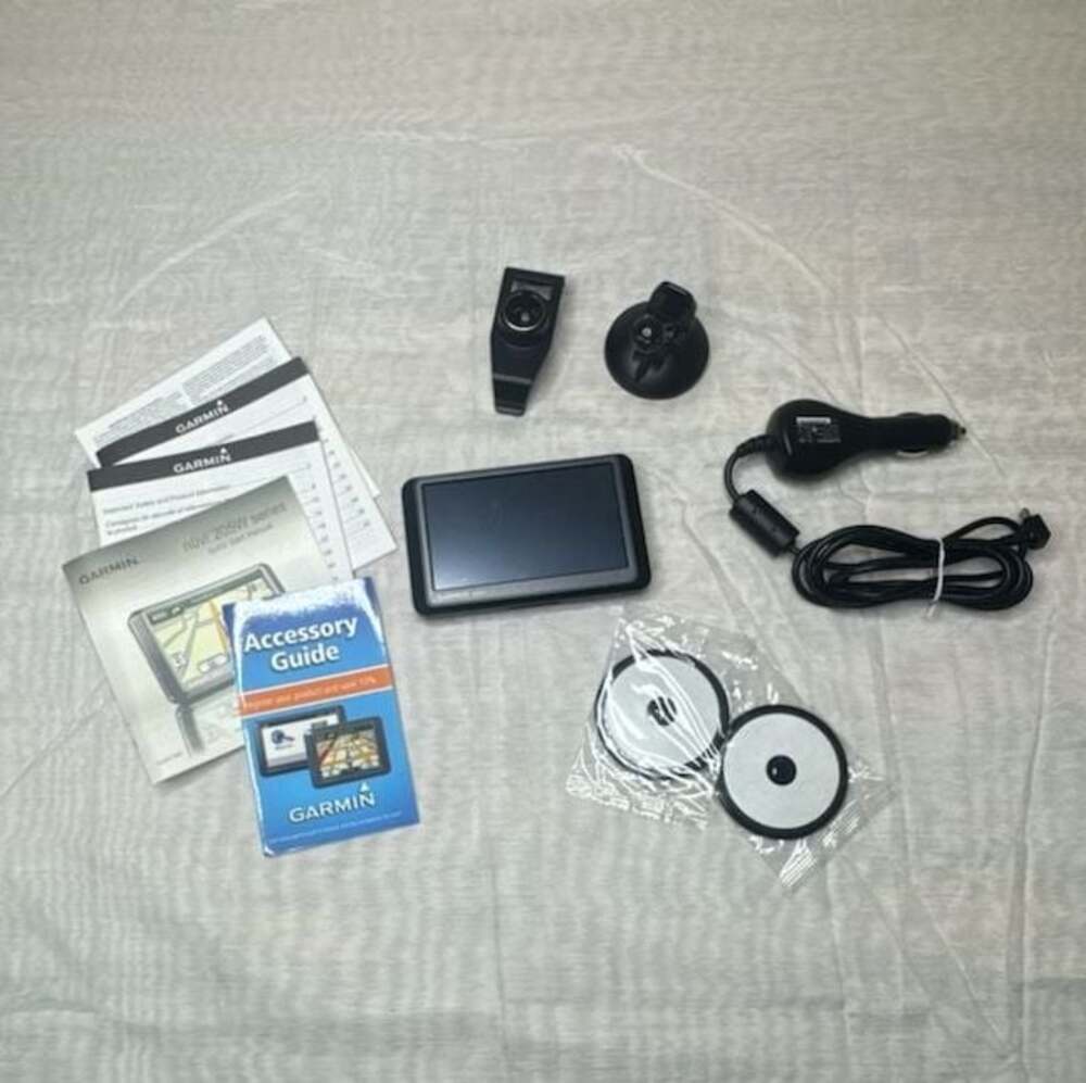 Garmin nuvi 205W GPS Navigator With Mount and Accessories
